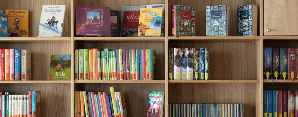 Bücherregel in der KÖB St. Heribert