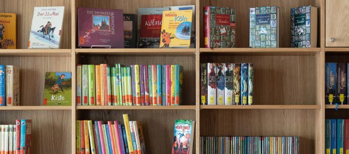 Bücherregel in der KÖB St. Heribert
