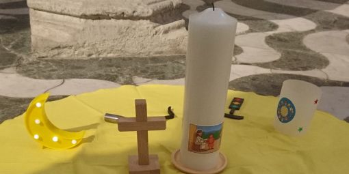 Gestalltete Mitte des Kleinkindergottesdienstes in St. Heribert, November 2021